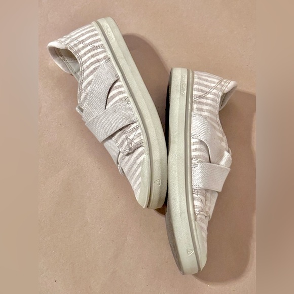 Keen slip-on canvas boat shoes (sz 7) - Picture 4 of 5